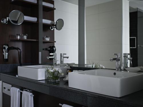 Suite Deluxe con cama extragrande del hotel Pullman Cologne. Foto 9