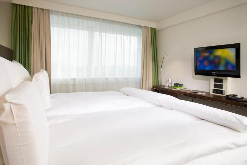 Habitación Deluxe con cama extragrande del hotel Pullman Cologne. Foto 1