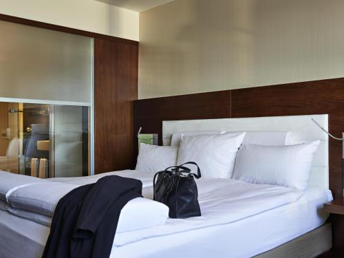 Habitación Deluxe con cama extragrande del hotel Pullman Cologne. Foto 4