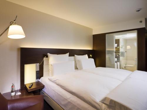 Habitación Deluxe con cama extragrande del hotel Pullman Cologne. Foto 5