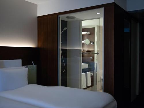 Habitación Deluxe con cama extragrande del hotel Pullman Cologne. Foto 8