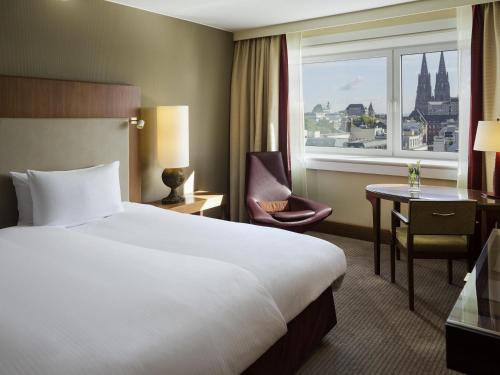 Habitación Executive con cama extragrande del hotel Pullman Cologne. Foto 1