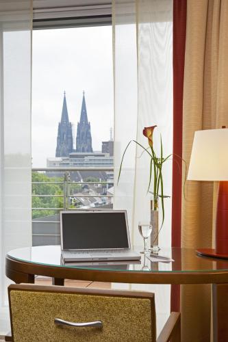 Habitación Executive con cama extragrande del hotel Pullman Cologne. Foto 5