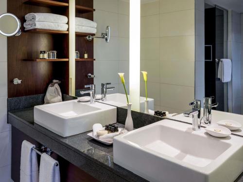 Suite Deluxe con cama extragrande del hotel Pullman Cologne. Foto 12