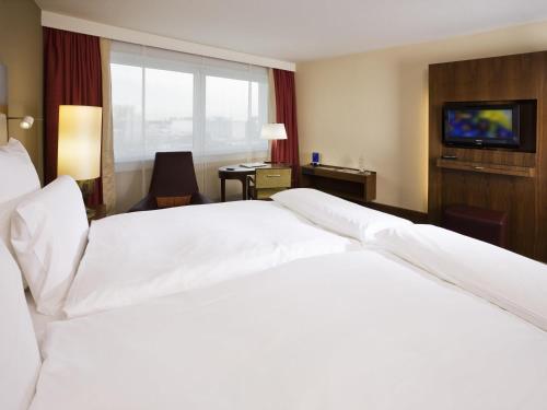 Habitación Deluxe con cama extragrande del hotel Pullman Cologne. Foto 14