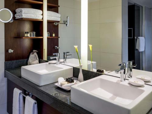Suite Deluxe con cama extragrande del hotel Pullman Cologne. Foto 13