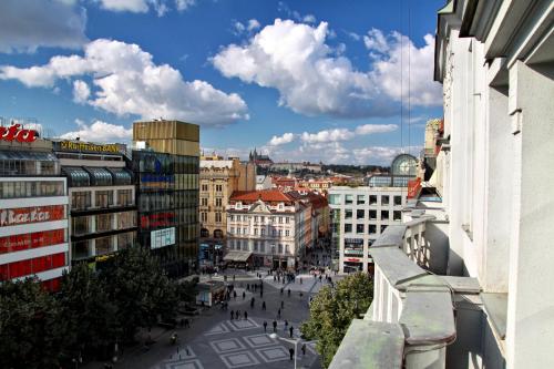 Suite Junior con vistas a la plaza de Wenceslao del hotel Ambassador Zlatá Husa. Foto 4