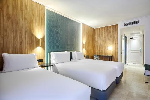 Habitación Triple del hotel Exe Mitre. Foto 2