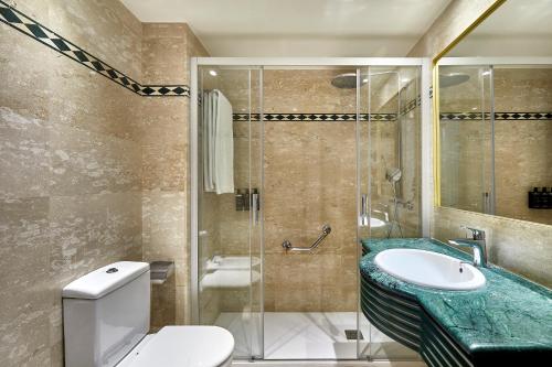 Habitación Triple del hotel Exe Mitre. Foto 4