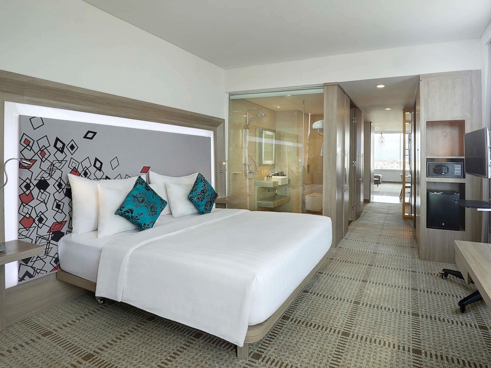 Habitación de categoría superior con una cama doble del hotel Novotel Makassar Grand Shayla