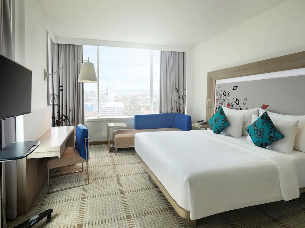 Habitación Deluxe con una cama doble del hotel Novotel Makassar Grand Shayla