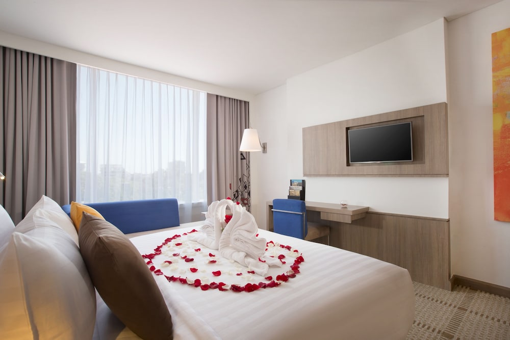 Habitación de categoría superior con una cama doble del hotel Novotel Makassar Grand Shayla. Foto 2