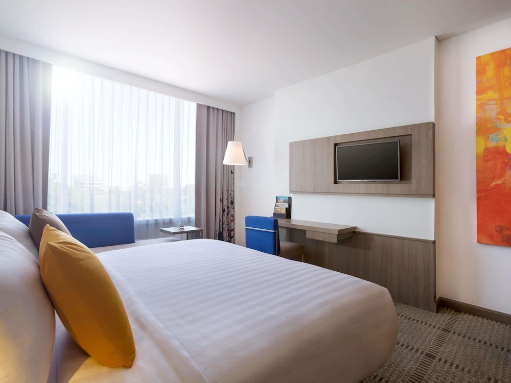 Habitación Deluxe con una cama doble del hotel Novotel Makassar Grand Shayla. Foto 2