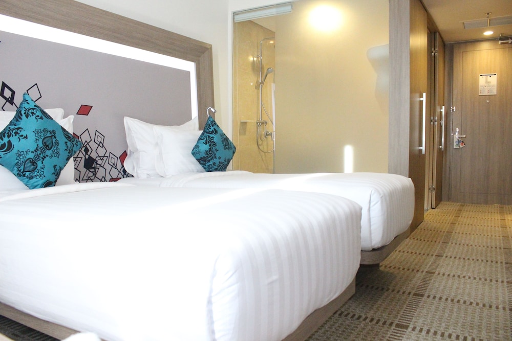 Habitación Deluxe con dos camas individuales del hotel Novotel Makassar Grand Shayla. Foto 3