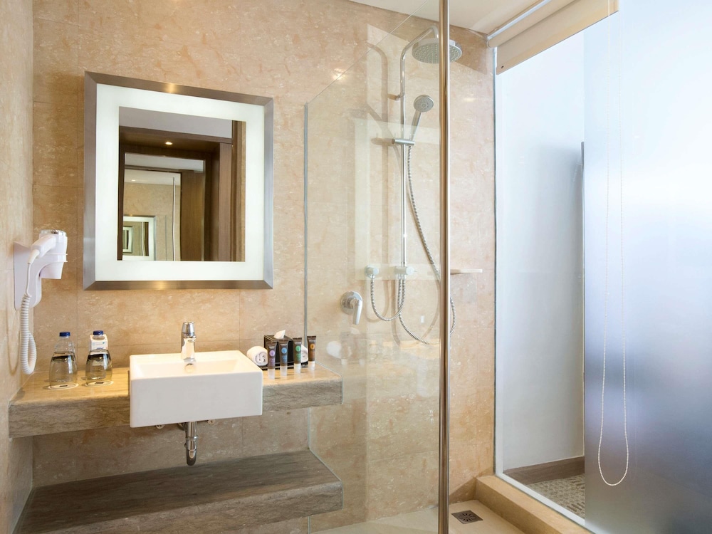 HABITACIÓN EXECUTIVE CON DOS CAMAS INDIVIDUALES del hotel Novotel Makassar Grand Shayla. Foto 4