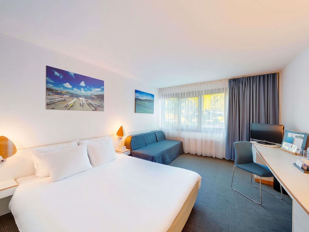 Habitación clásica con 1 cama doble y sofá del hotel Novotel Poznan Malta