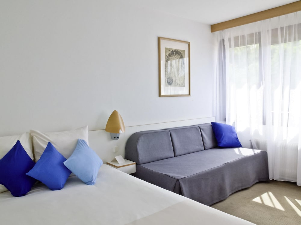 Habitación clásica con 1 cama doble y sofá del hotel Novotel Poznan Malta. Foto 3