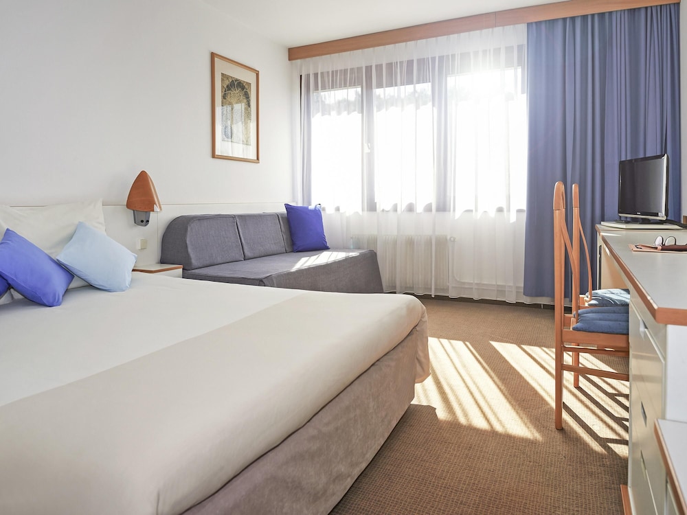 Habitación Estándar con 1 cama doble y sofá del hotel Novotel Poznan Malta