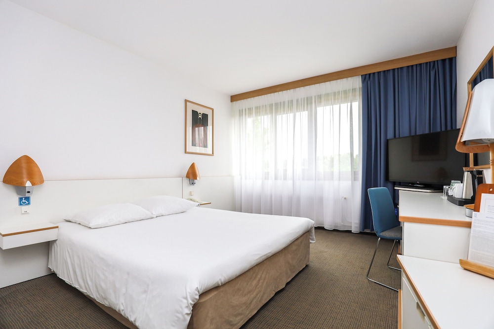 Habitación Estándar con 1 cama doble y sofá del hotel Novotel Poznan Malta. Foto 1