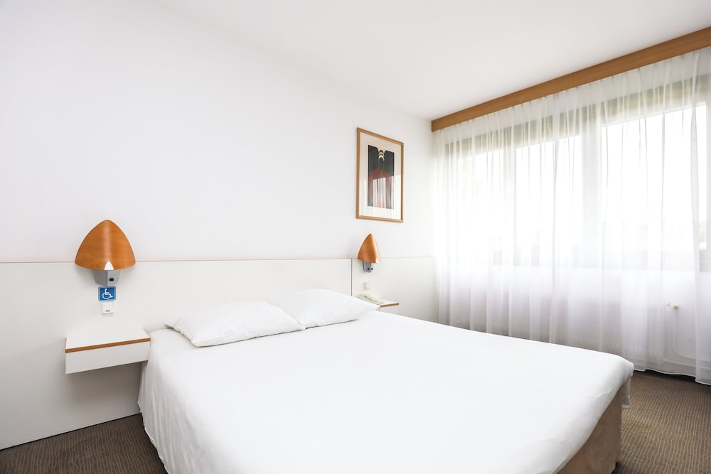 Habitación Estándar con 1 cama doble y sofá del hotel Novotel Poznan Malta. Foto 2