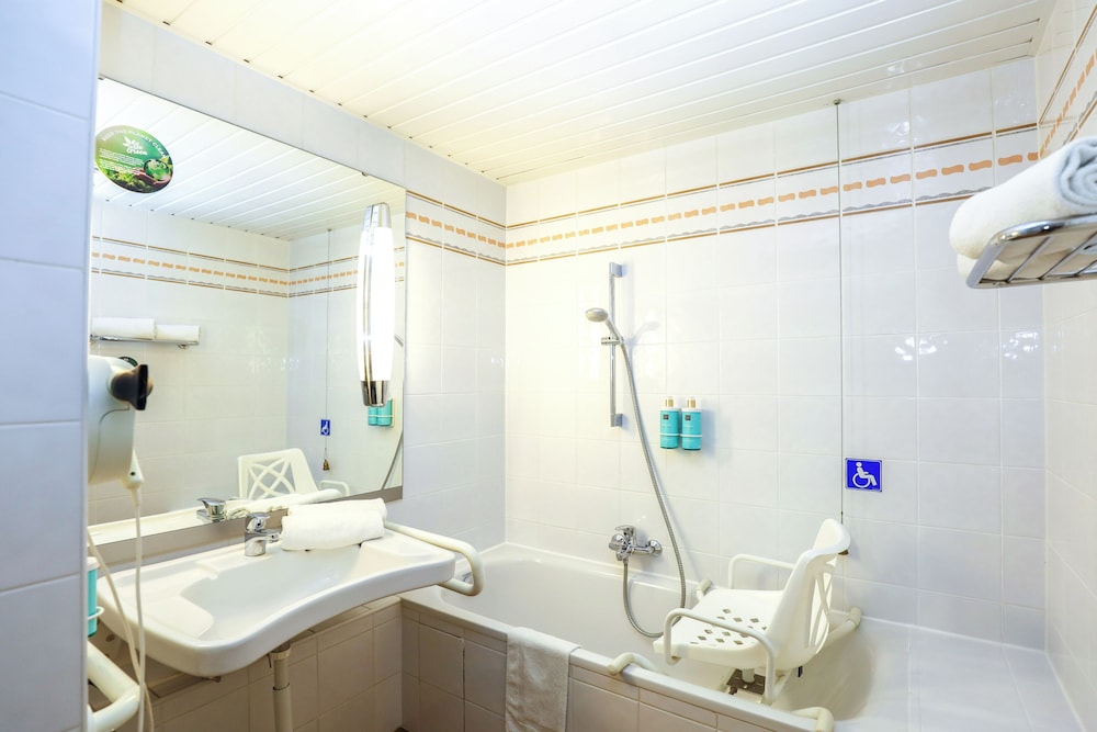 Habitación Estándar con 1 cama doble y sofá del hotel Novotel Poznan Malta. Foto 6
