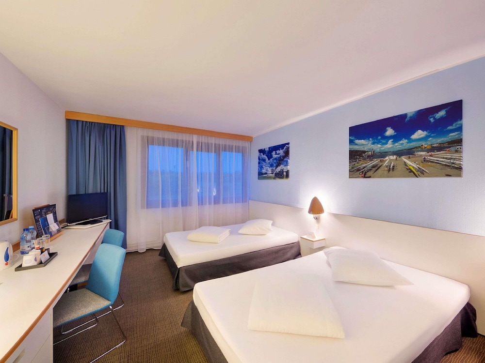 Habitación estándar con dos camas individuales del hotel Novotel Poznan Malta