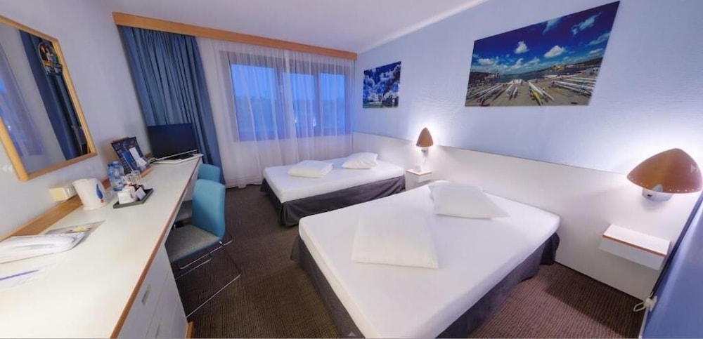 Habitación estándar con dos camas individuales del hotel Novotel Poznan Malta. Foto 1