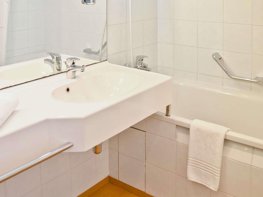 Habitación estándar con dos camas individuales del hotel Novotel Poznan Malta. Foto 2