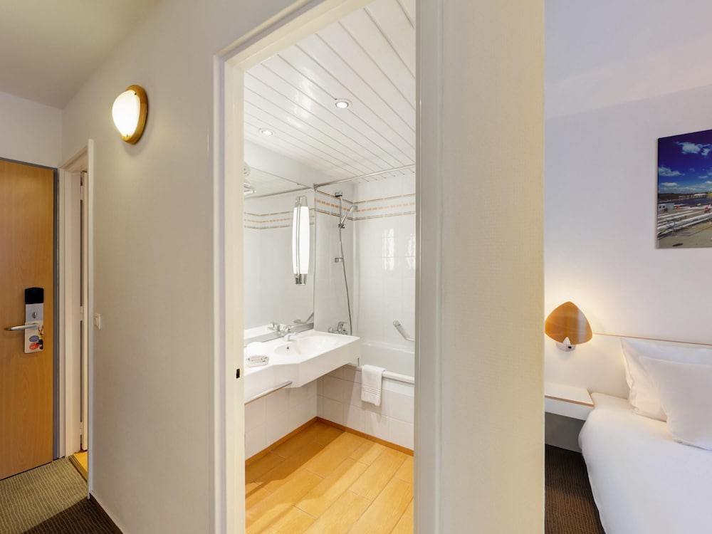 Habitación estándar con dos camas individuales del hotel Novotel Poznan Malta. Foto 3