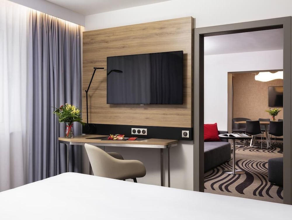 Apartamento de 3 habitaciones con una cama king size del hotel Novotel Poznan Centrum. Foto 4