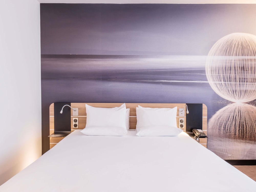 Moderna y elegante habitación de categoría superior con una cama de gran tamaño del hotel Novotel Poznan Centrum. Foto 1