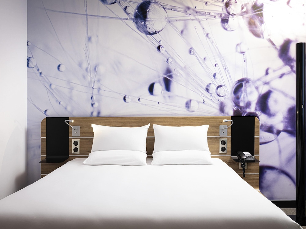 Habitación Executive con una cama grande del hotel Novotel Poznan Centrum. Foto 4