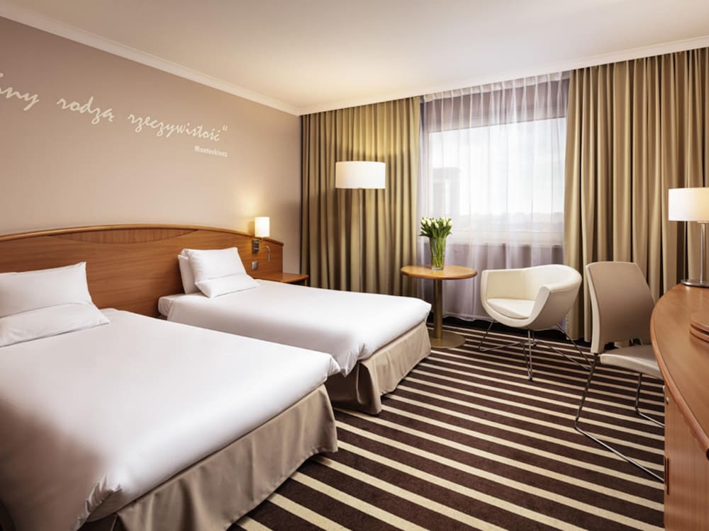 Confortable y amplia habitación con dos camas individuales del hotel Novotel Poznan Centrum