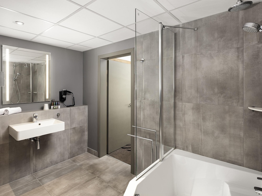 Apartamento de 3 habitaciones con una cama king size del hotel Novotel Poznan Centrum