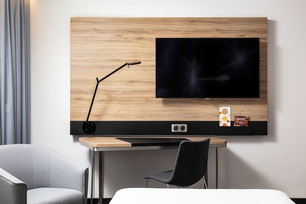 Moderna y elegante habitación de categoría superior con una cama de gran tamaño del hotel Novotel Poznan Centrum. Foto 4