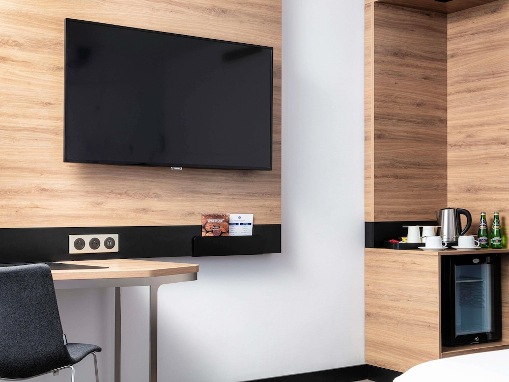 Moderna y elegante habitación de categoría superior con una cama de gran tamaño del hotel Novotel Poznan Centrum. Foto 6