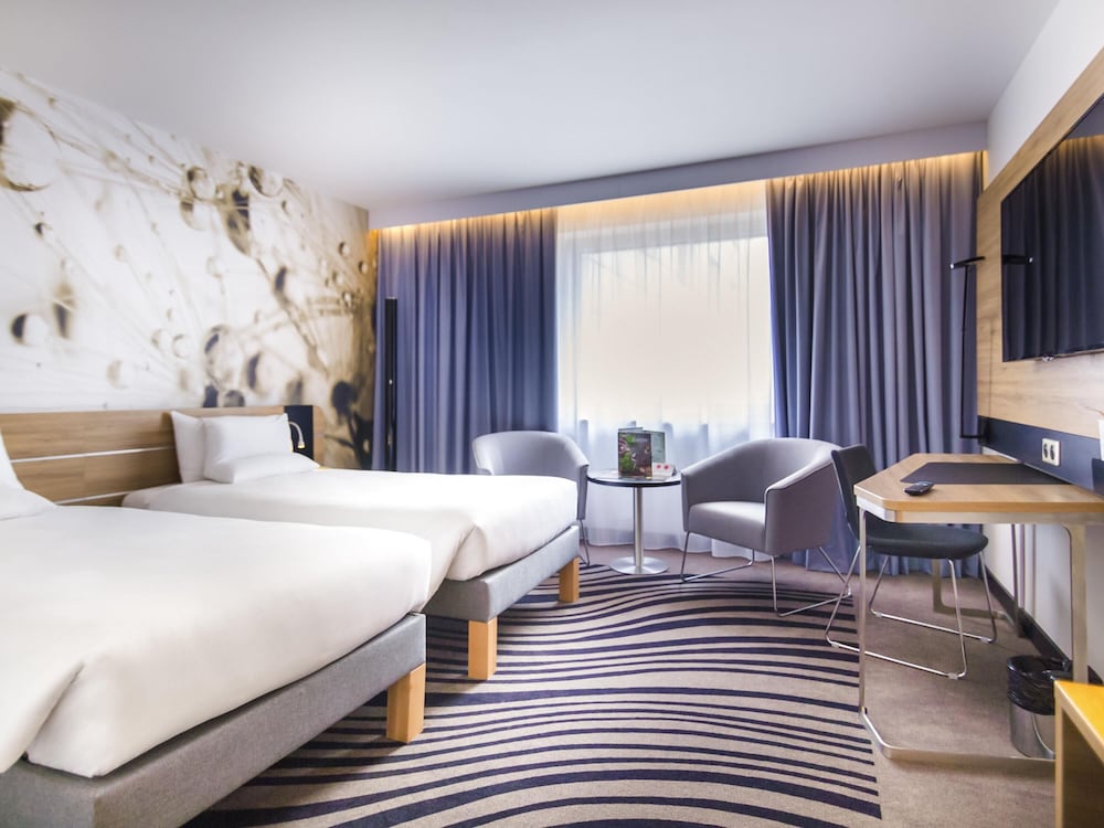 Habitación superior con 2 camas individuales del hotel Novotel Poznan Centrum. Foto 4