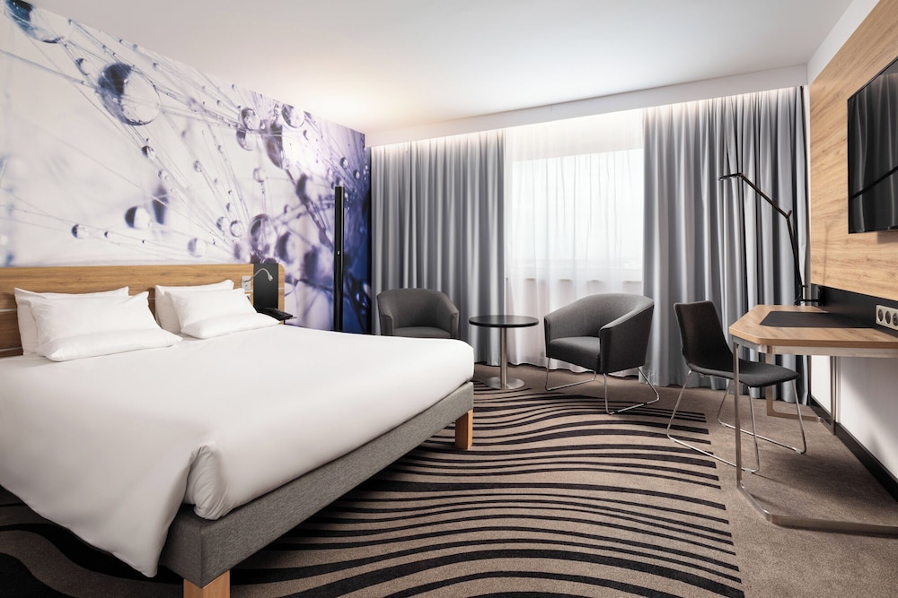 Habitación Executive con una cama grande del hotel Novotel Poznan Centrum. Foto 5