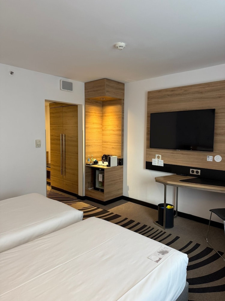 Habitación Executive con 2 camas individuales del hotel Novotel Poznan Centrum. Foto 4