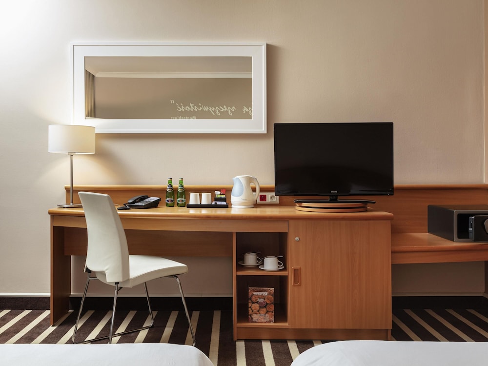 Confortable y amplia habitación con una cama de gran tamaño del hotel Novotel Poznan Centrum. Foto 1