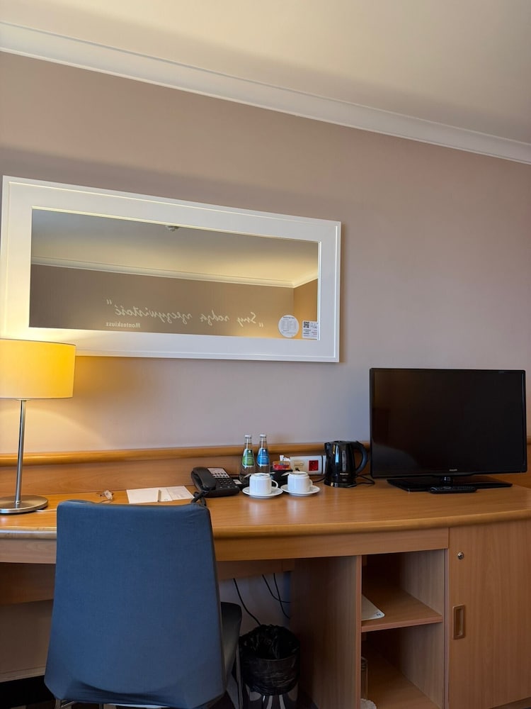Confortable y amplia habitación con una cama de gran tamaño del hotel Novotel Poznan Centrum. Foto 3