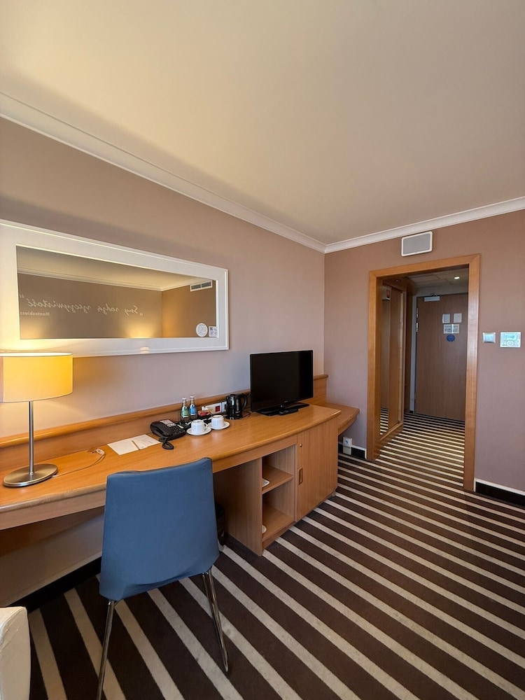 Confortable y amplia habitación con dos camas individuales del hotel Novotel Poznan Centrum. Foto 3