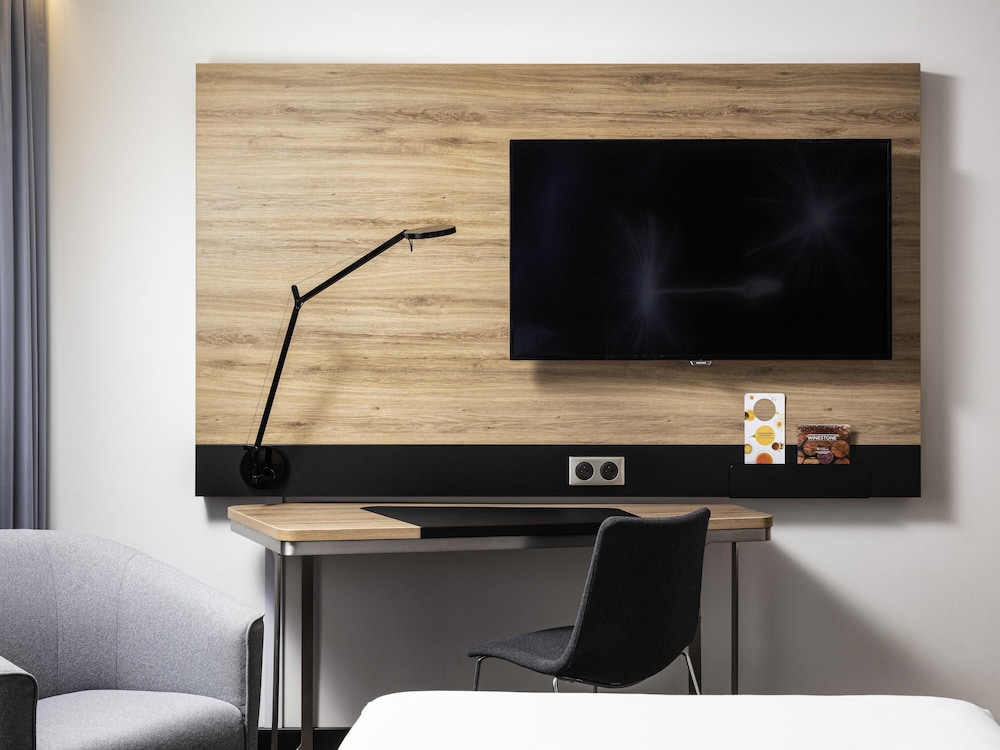 Confortable y amplia habitación con dos camas individuales del hotel Novotel Poznan Centrum. Foto 5