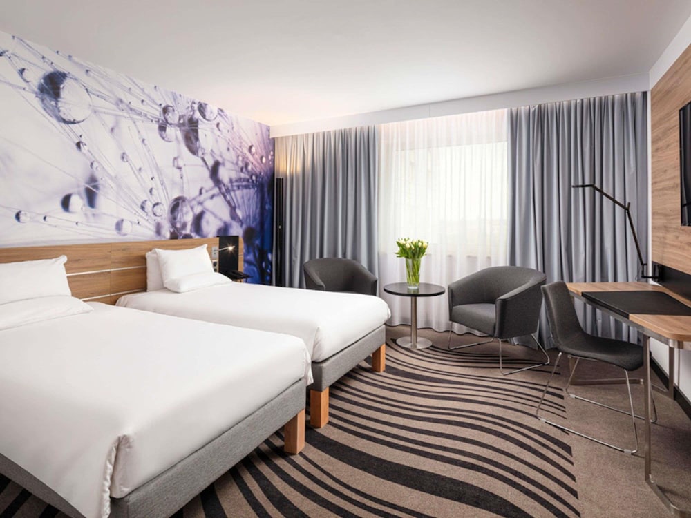Habitación superior con 2 camas individuales del hotel Novotel Poznan Centrum. Foto 7