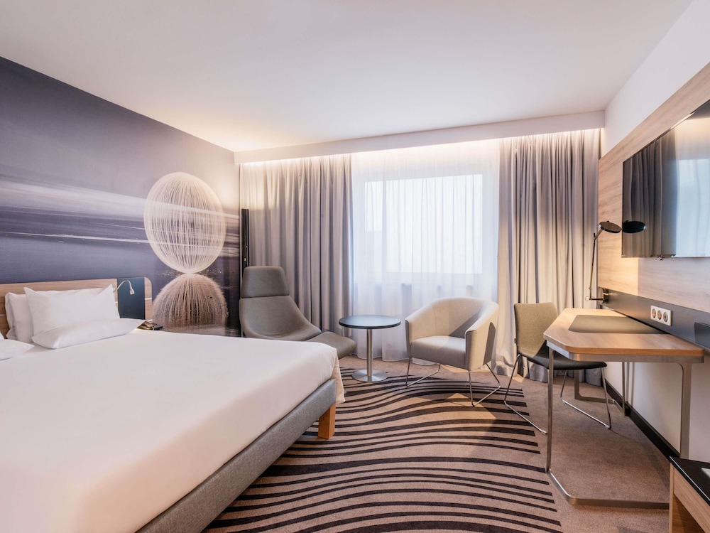 Habitación Executive con una cama grande del hotel Novotel Poznan Centrum. Foto 6