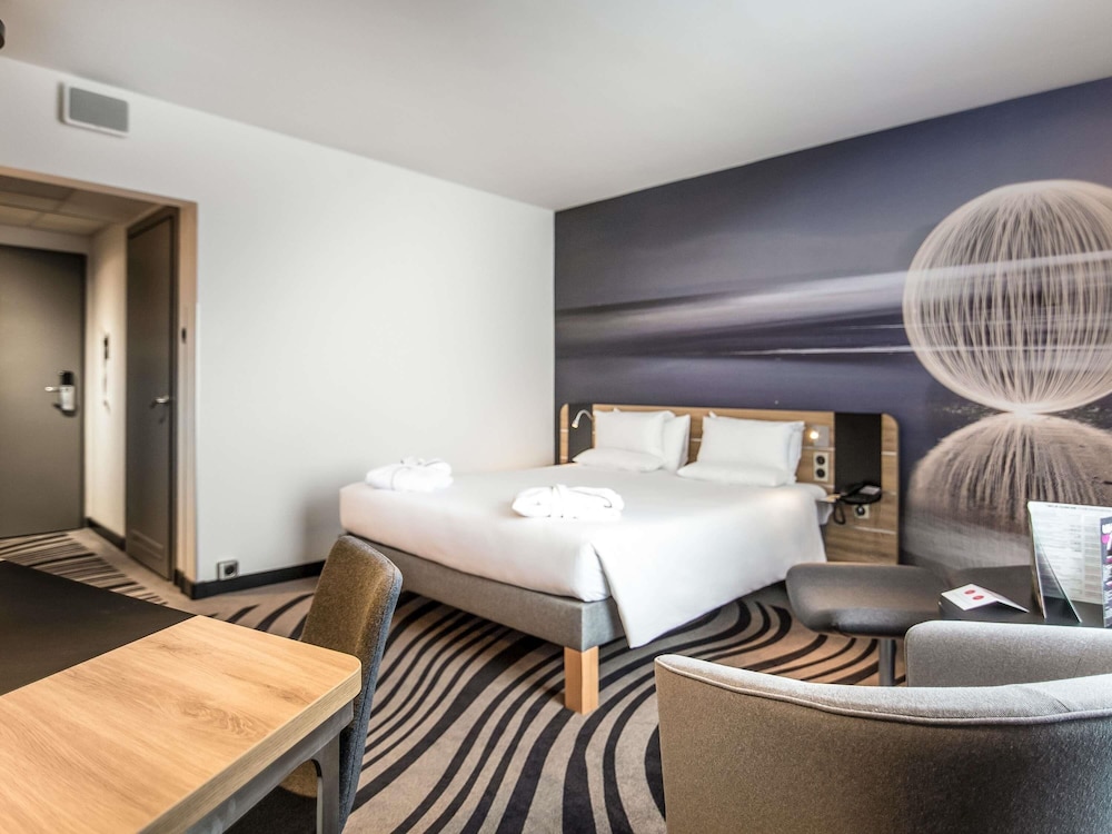 Habitación Executive con una cama grande del hotel Novotel Poznan Centrum. Foto 8