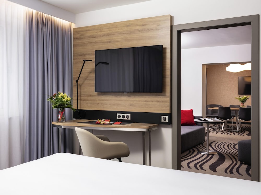 Apartamento de 3 habitaciones con una cama king size del hotel Novotel Poznan Centrum. Foto 1