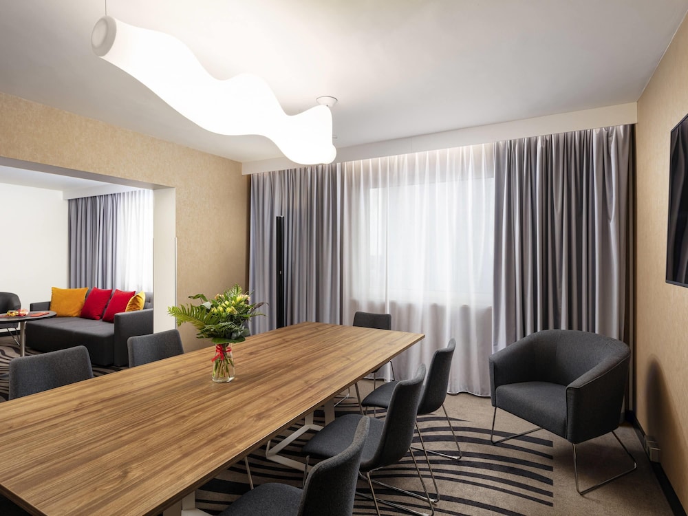 Apartamento de 3 habitaciones con una cama king size del hotel Novotel Poznan Centrum. Foto 2