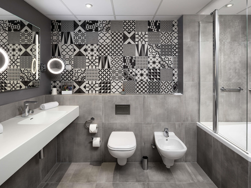 Apartamento de 3 habitaciones con una cama king size del hotel Novotel Poznan Centrum. Foto 4