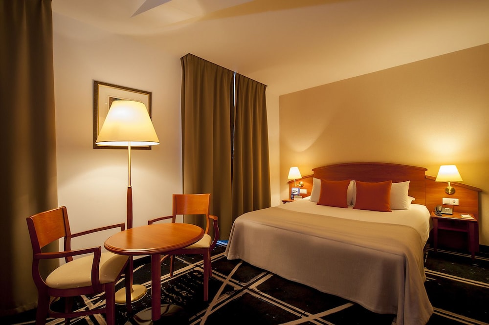 Habitación Standard con cama doble del hotel Mercure Poznan Centrum. Foto 1